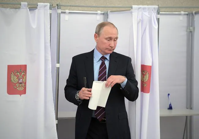 Putin vota para disimular.